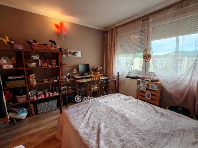 Eladó panellakás, Dorogon 49.5 M Ft, 2+1 szobás