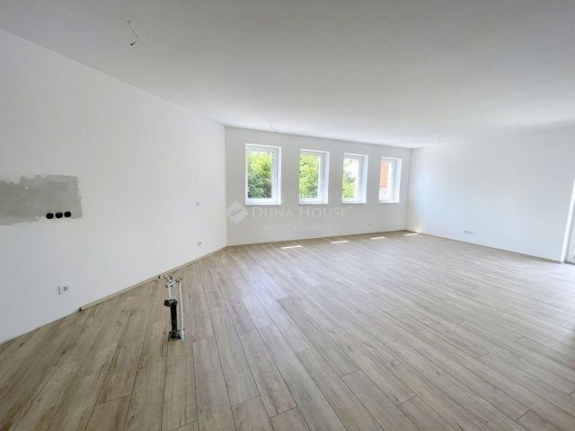 Eladó téglalakás, Kecskeméten 99.9 M Ft, 4 szobás