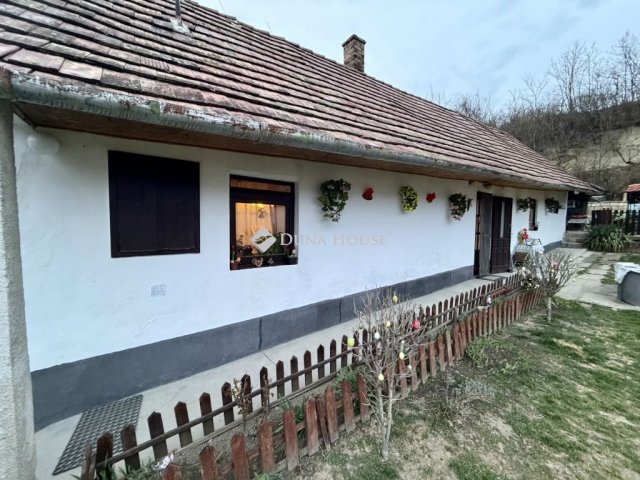 Eladó családi ház, Vértesacsán 39.99 M Ft, 2 szobás