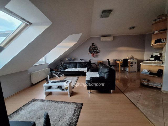 Eladó téglalakás, Mosonmagyaróváron 52.5 M Ft, 2 szobás