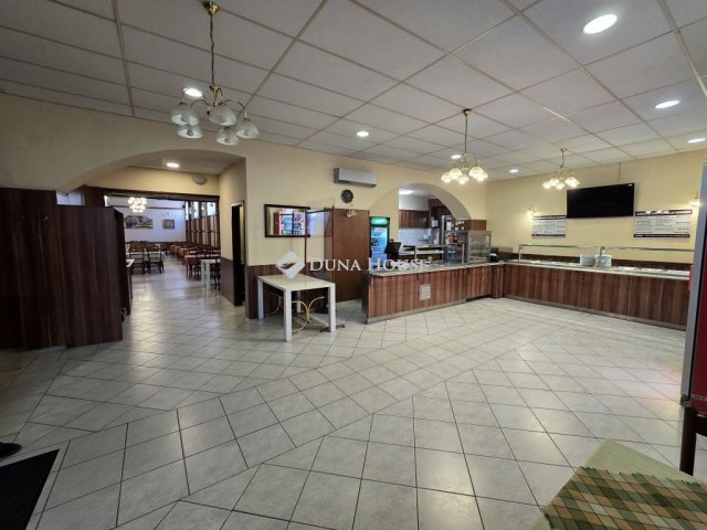 Eladó üzlethelyiség, Veszprémben, Megyeház téren 249 M Ft