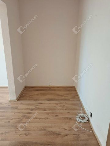 Eladó panellakás, Tatabányán 42.5 M Ft, 3 szobás