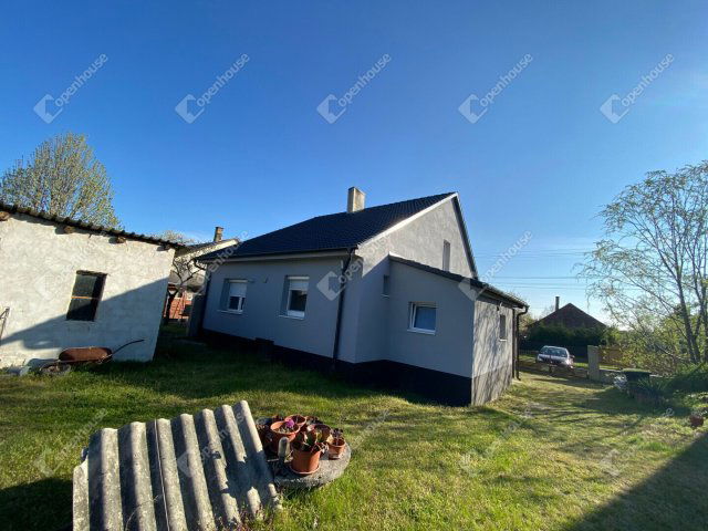 Eladó családi ház, Győrött 60 M Ft, 3 szobás