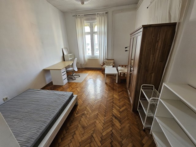 Eladó téglalakás, VIII. kerületben, Harminckettesek terén