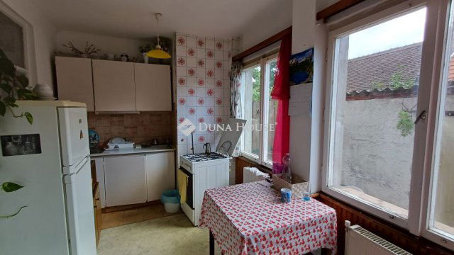 Eladó családi ház, Budakeszin, Fő utcában 38.5 M Ft, 1+1 szobás