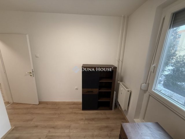 Eladó panellakás, Pécsett 51.9 M Ft, 3 szobás