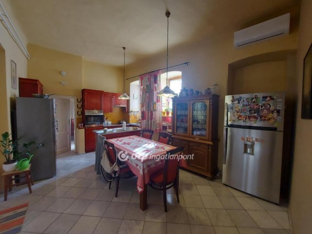 Eladó téglalakás, Pécsett 91 M Ft, 2+1 szobás