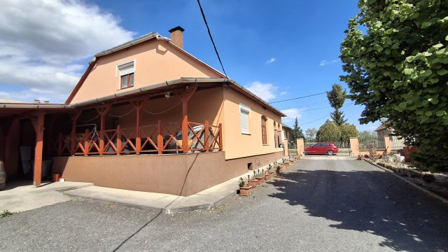 Eladó családi ház, Újcsanáloson 0.042 M Ft, 4 szobás