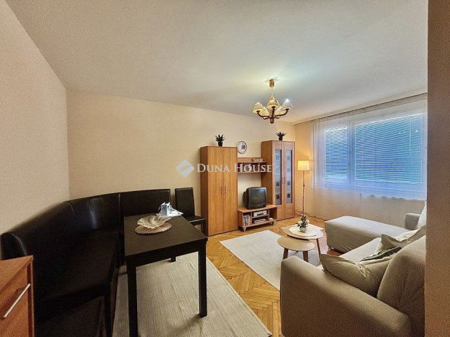 Eladó panellakás, Tatabányán 37.5 M Ft, 2 szobás