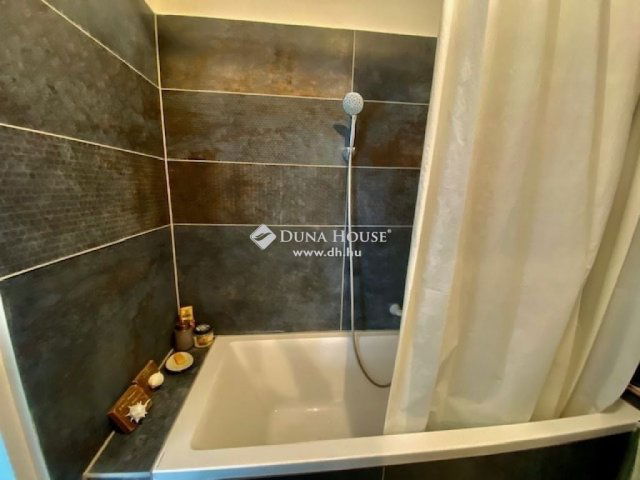 Eladó téglalakás, Pécsett 95 M Ft, 5 szobás