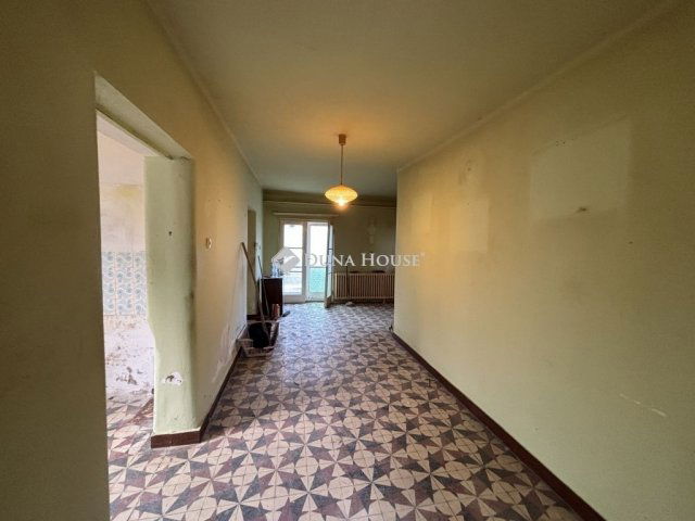 Eladó családi ház, Lábatlanon 31.9 M Ft, 5 szobás