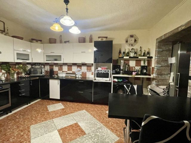 Eladó családi ház, Veszprémben 59 M Ft, 4 szobás