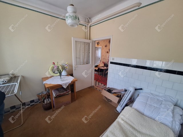 Eladó családi ház, Ajkán 68 M Ft, 4 szobás
