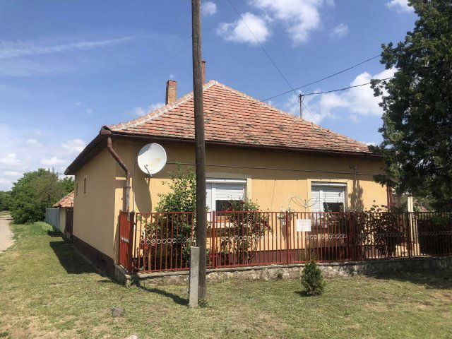 Eladó családi ház, Fegyverneken 15.8 M Ft, 2 szobás