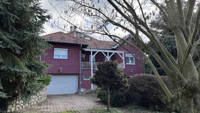 Eladó családi ház, Keszthelyen 139.9 M Ft, 9 szobás