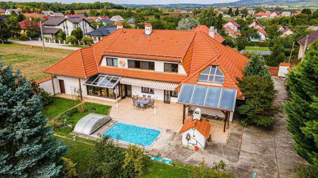 Eladó családi ház, Bodajkon 133.9 M Ft, 8+1 szobás