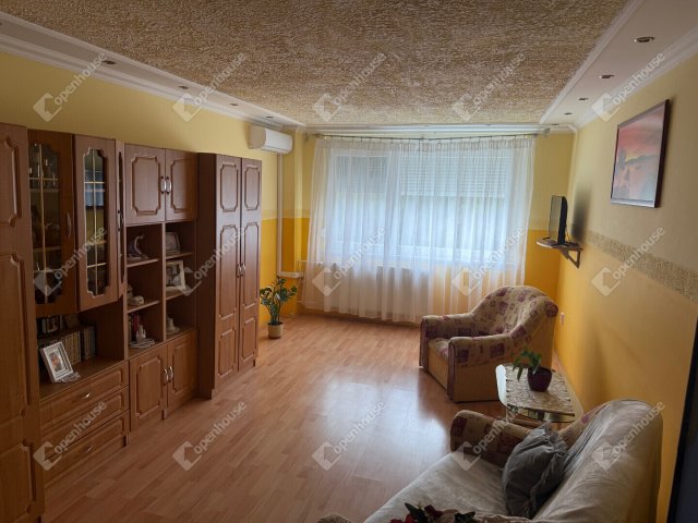 Eladó panellakás, Komáromban 45.999 M Ft, 2 szobás