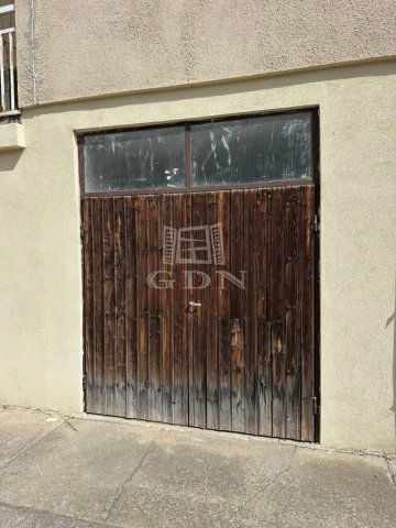 Eladó garázs, Vácon 10 M Ft / költözzbe.hu