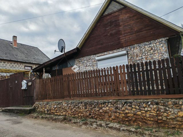 Eladó családi ház, Versegen 38 M Ft, 3 szobás