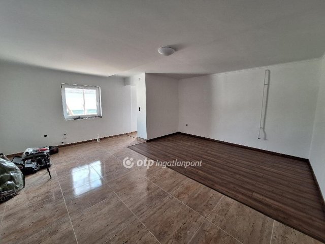 Eladó családi ház, Akasztón 27 M Ft, 2 szobás