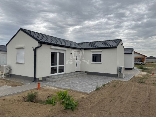 Eladó családi ház, Helvécián 49.9 M Ft, 2 szobás