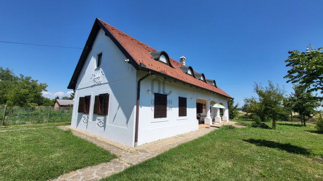 Eladó családi ház, Kiskunlacházán 220 M Ft, 4 szobás