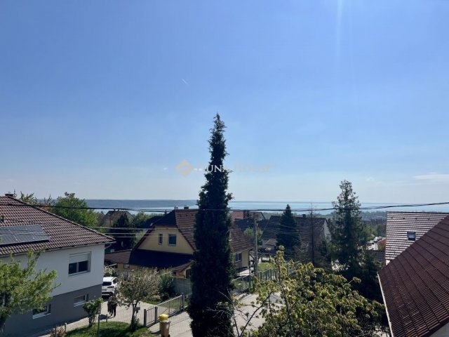 Eladó családi ház, Balatonalmádiban 199 M Ft, 7 szobás