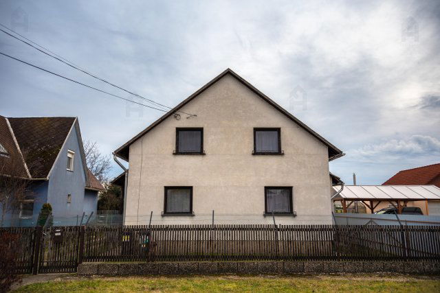 Eladó családi ház, Komáromban 62 M Ft, 4 szobás