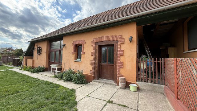 Eladó családi ház, Szirmabesenyőn 76 M Ft, 6 szobás