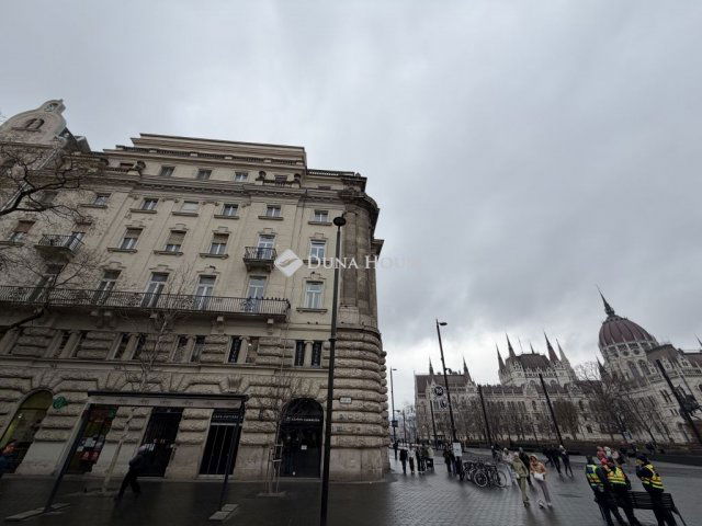 Eladó téglalakás, Budapesten, V. kerületben, Vértanúk terén