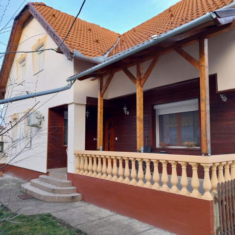 Eladó családi ház, Újszászon 39.9 M Ft, 5 szobás