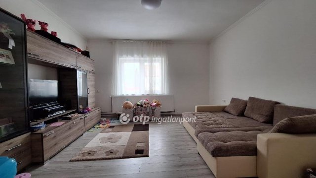 Eladó családi ház, Bősárkányon 60 M Ft, 4 szobás