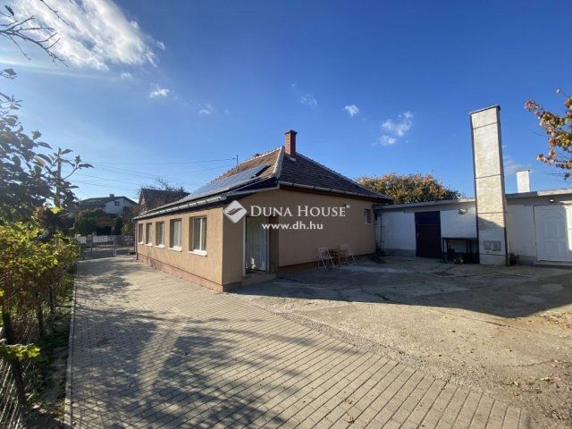 Eladó családi ház, Pétfürdőn 69.9 M Ft, 3 szobás
