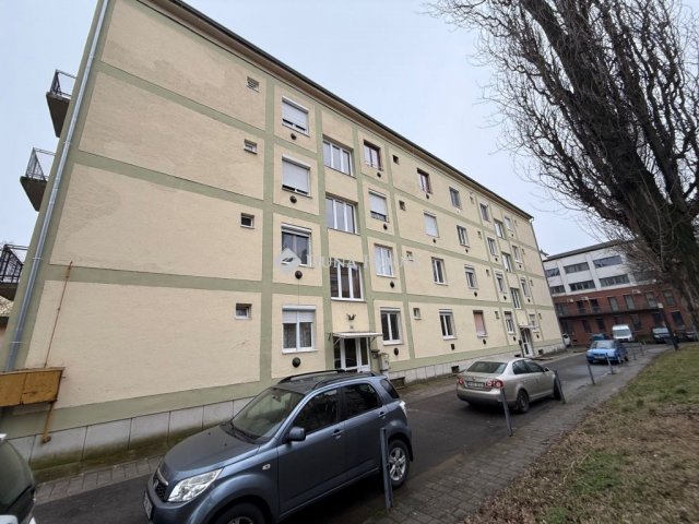 Eladó téglalakás, Pécsett, Komlói úton 29.5 M Ft, 2 szobás