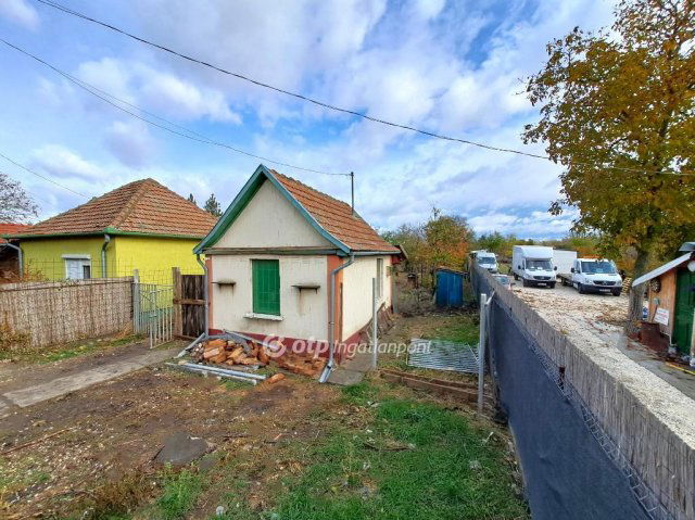 Eladó családi ház, Szolnokon 9.2 M Ft, 1 szobás