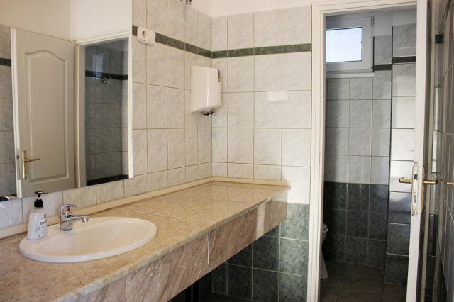 Eladó üzlethelyiség, Velencén 144 M Ft, 7 szobás