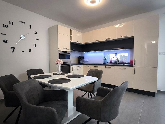 Eladó családi ház, Győrzámolyon 109.5 M Ft, 4 szobás