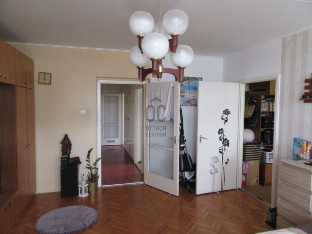 Eladó panellakás, Debrecenben 64.99 M Ft, 3 szobás
