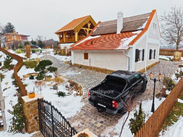 Eladó családi ház, Csopakon 350 M Ft, 3 szobás