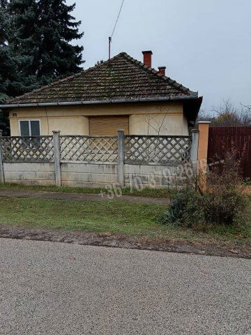 Eladó családi ház, Tápiószecsőn 27.8 M Ft, 2 szobás