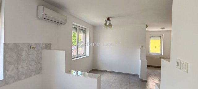 Eladó családi ház, Siklóson 89.9 M Ft, 5 szobás