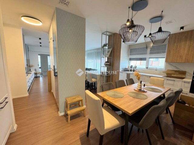 Eladó téglalakás, Debrecenben, Széchenyi utcában 155 M Ft