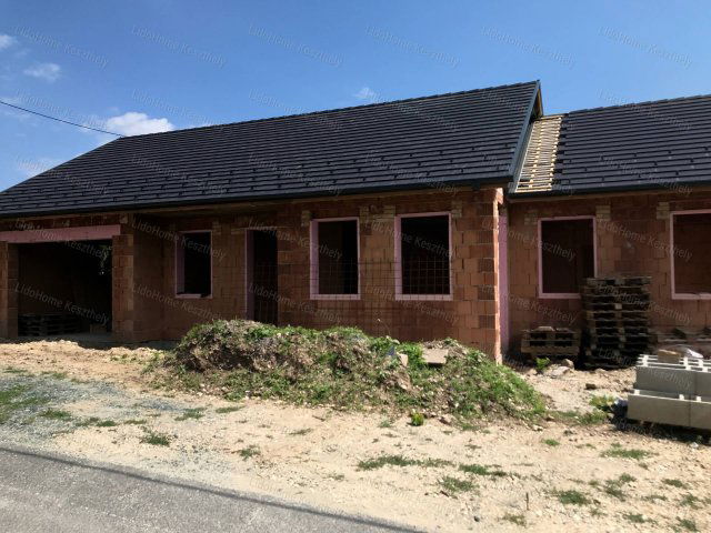 Eladó családi ház, Vonyarcvashegyen 154.6 M Ft, 1+3 szobás