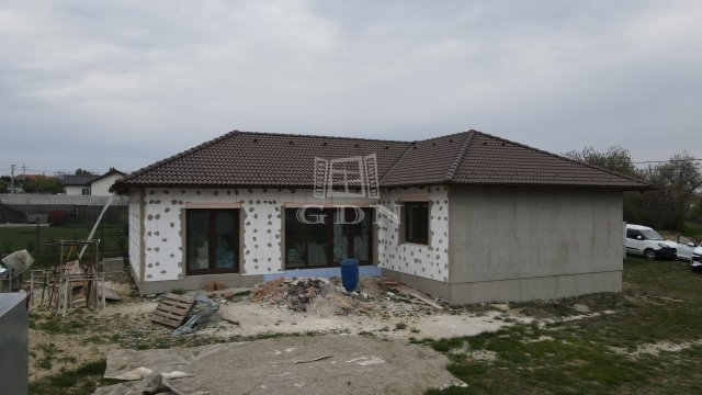 Eladó családi ház, Úrhidán 106.5 M Ft, 5 szobás