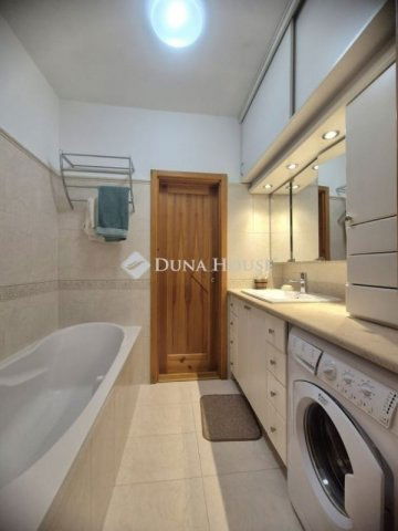 Eladó téglalakás, Budapesten, III. kerületben 107.9 M Ft