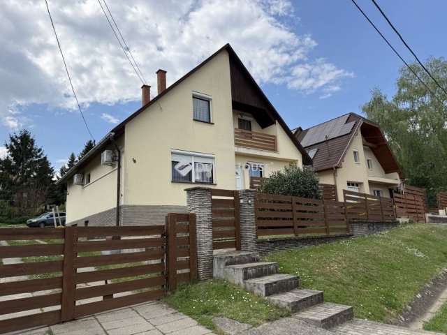 Eladó családi ház, Pécsett 139 M Ft, 10 szobás