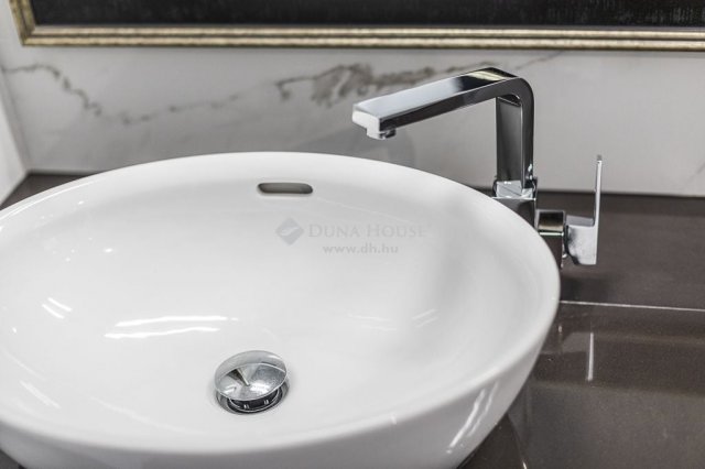 Eladó családi ház, Csobánkán 350 M Ft, 7 szobás