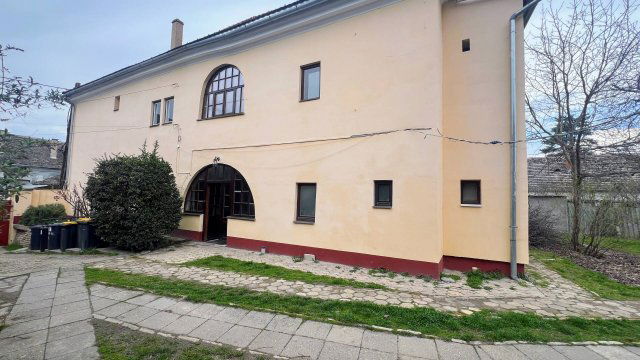 Eladó téglalakás, Baján 26.6 M Ft, 1 szobás