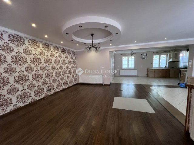 Eladó családi ház, Lábatlanon 116 M Ft, 7 szobás