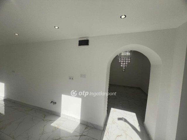 Eladó családi ház, Újszászon 24.9 M Ft, 2 szobás